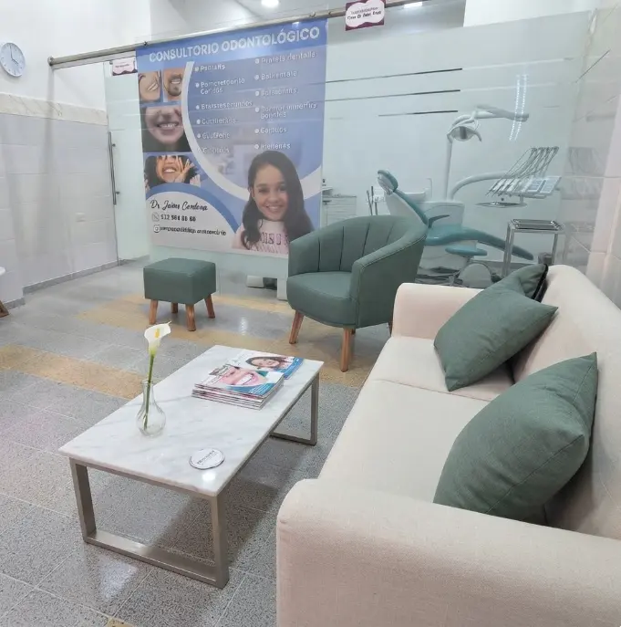Sala de espera moderna de un consultorio odontológico profesional en Santo Domingo Antioquia